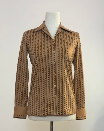 Camisa de manga larga color café con estampado geométrico