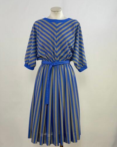 Vestido a rayas azules con manga murciélago