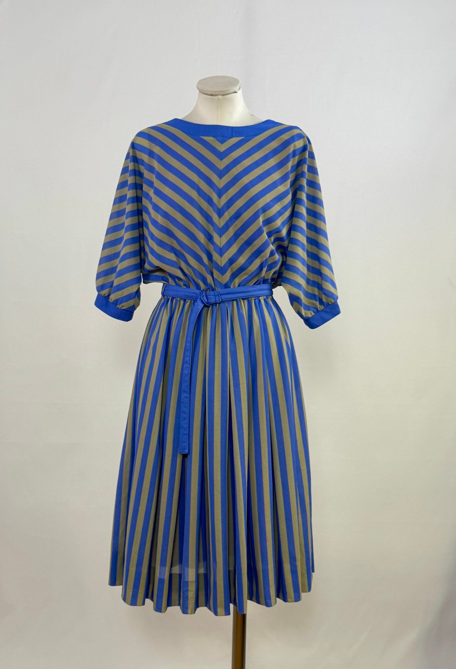 Vestido a rayas azules con manga murciélago