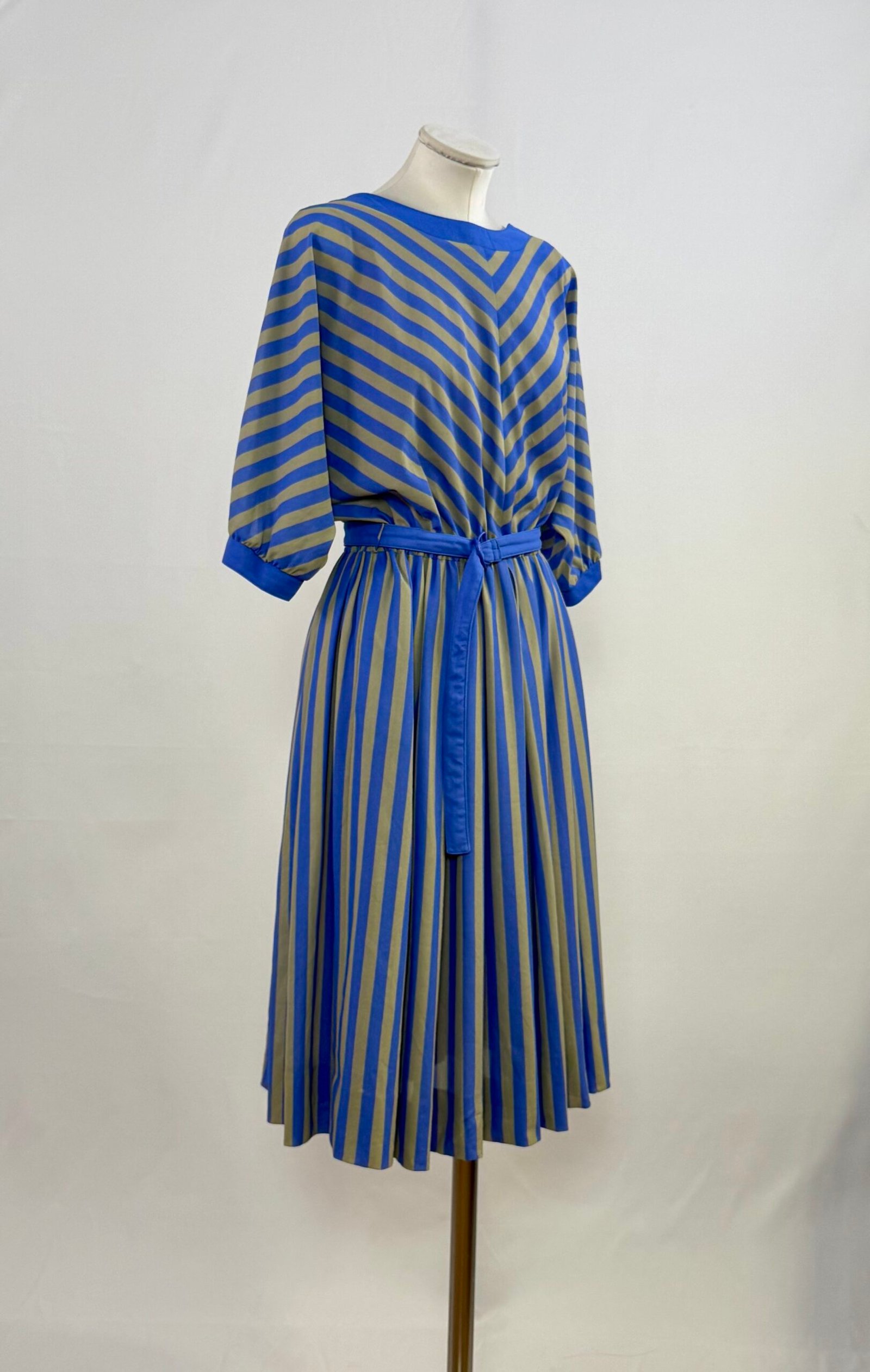 Vestido a rayas azules con manga murciélago - Imagen 2