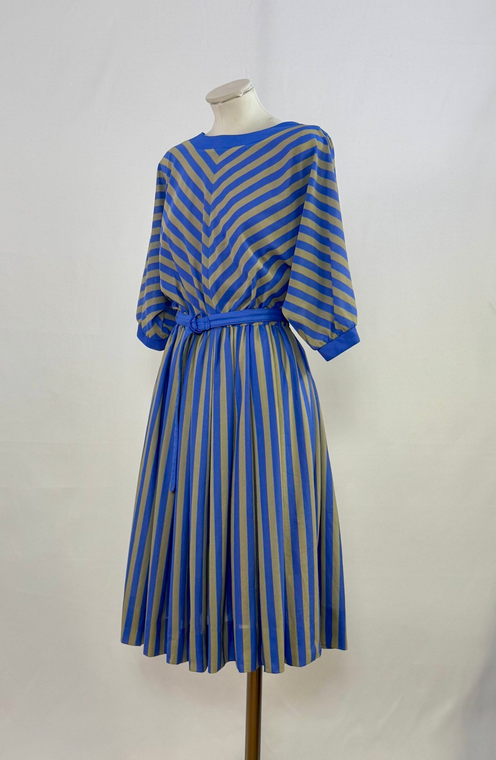 Vestido a rayas azules con manga murciélago - Imagen 3