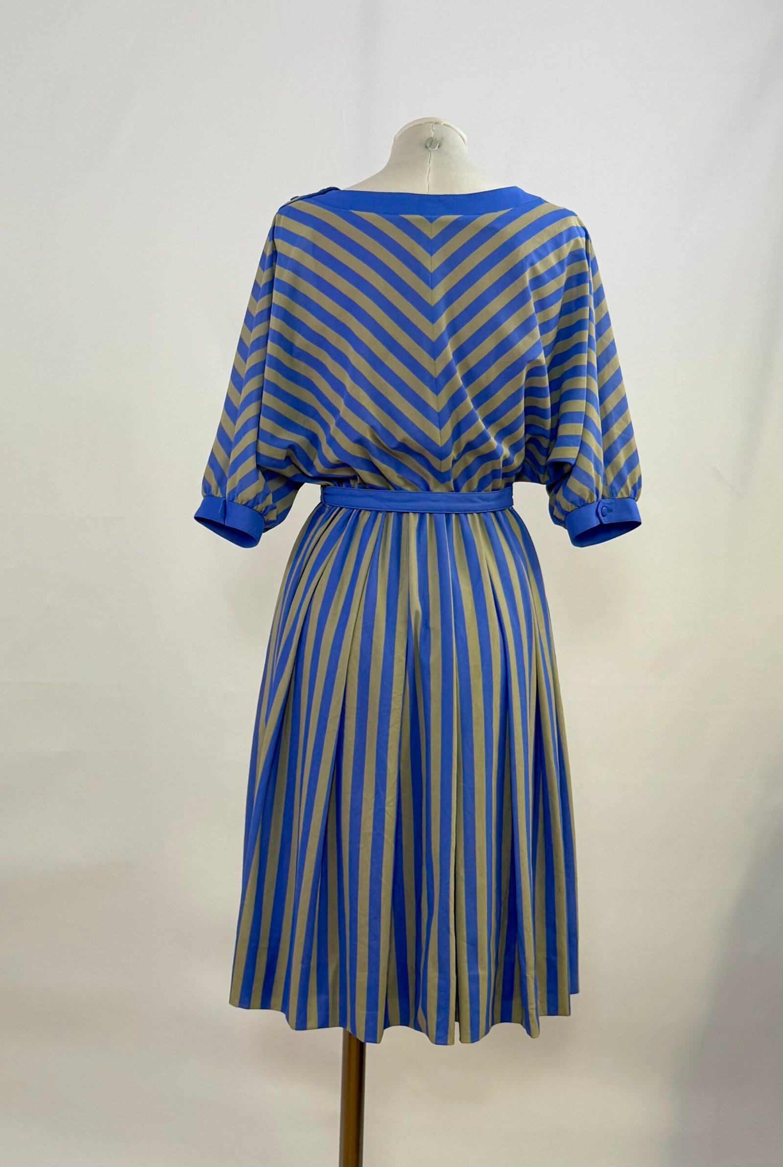 Vestido a rayas azules con manga murciélago - Imagen 4