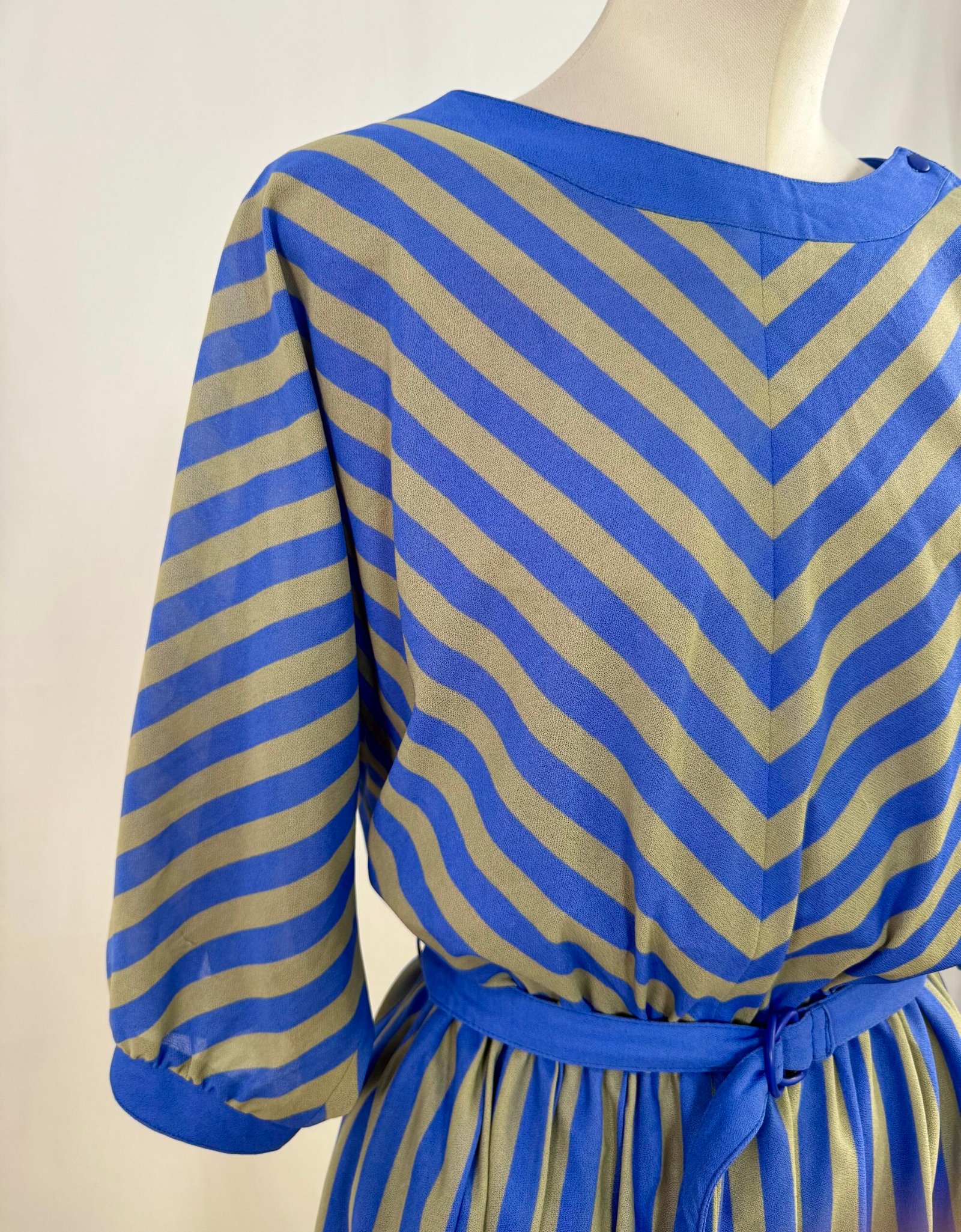 Vestido a rayas azules con manga murciélago - Imagen 5