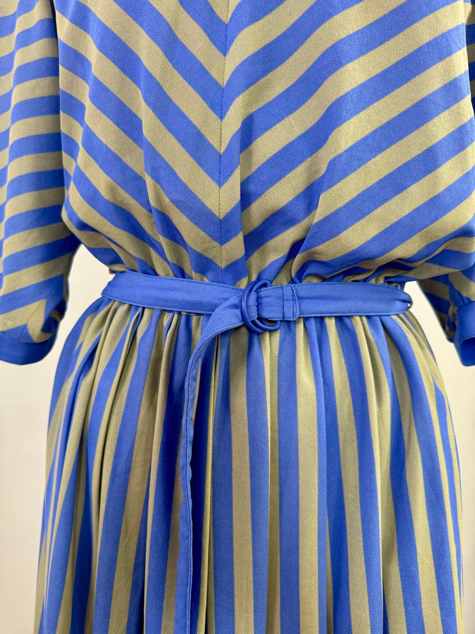 Vestido a rayas azules con manga murciélago - Imagen 6