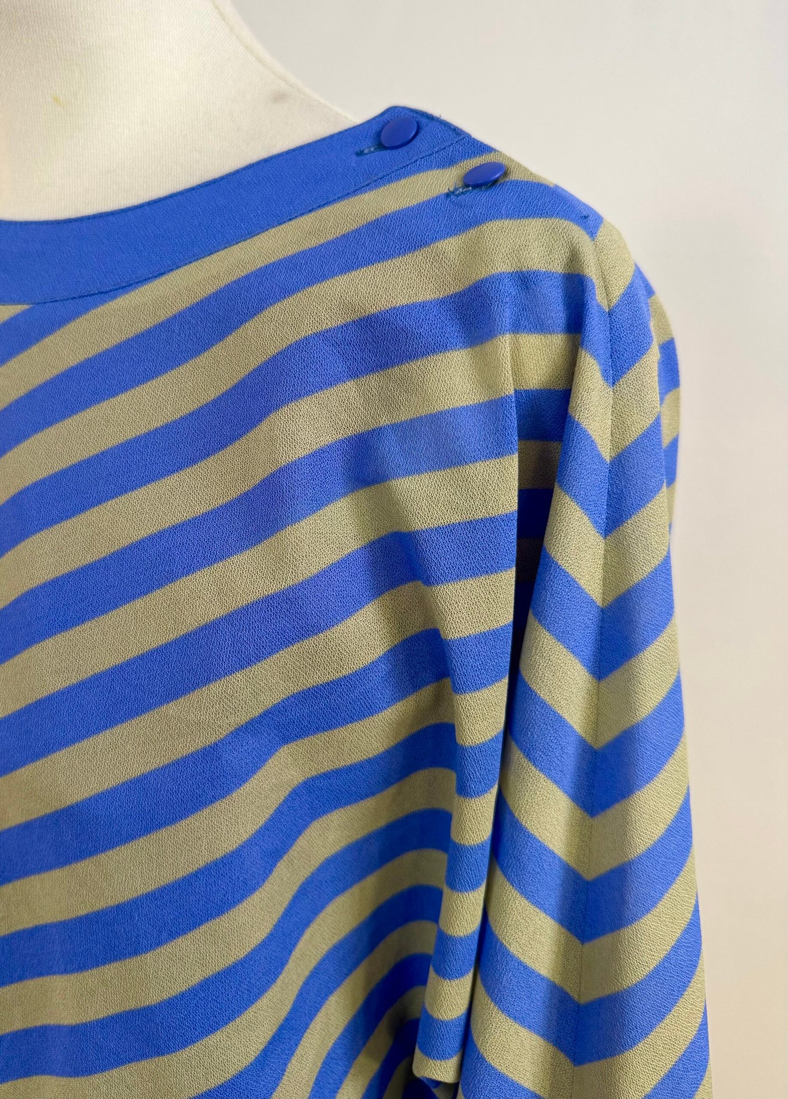 Vestido a rayas azules con manga murciélago - Imagen 7