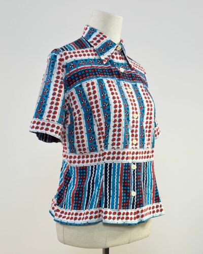 Camisa de manga corta con estampado azul y rojo