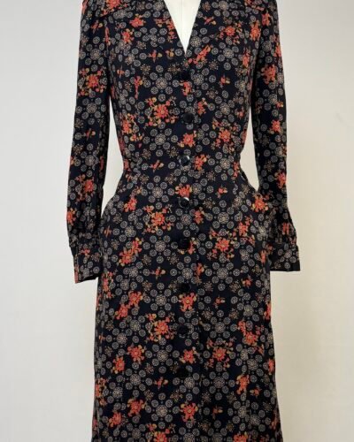 Vestido de manga larga negro con estampado de flores