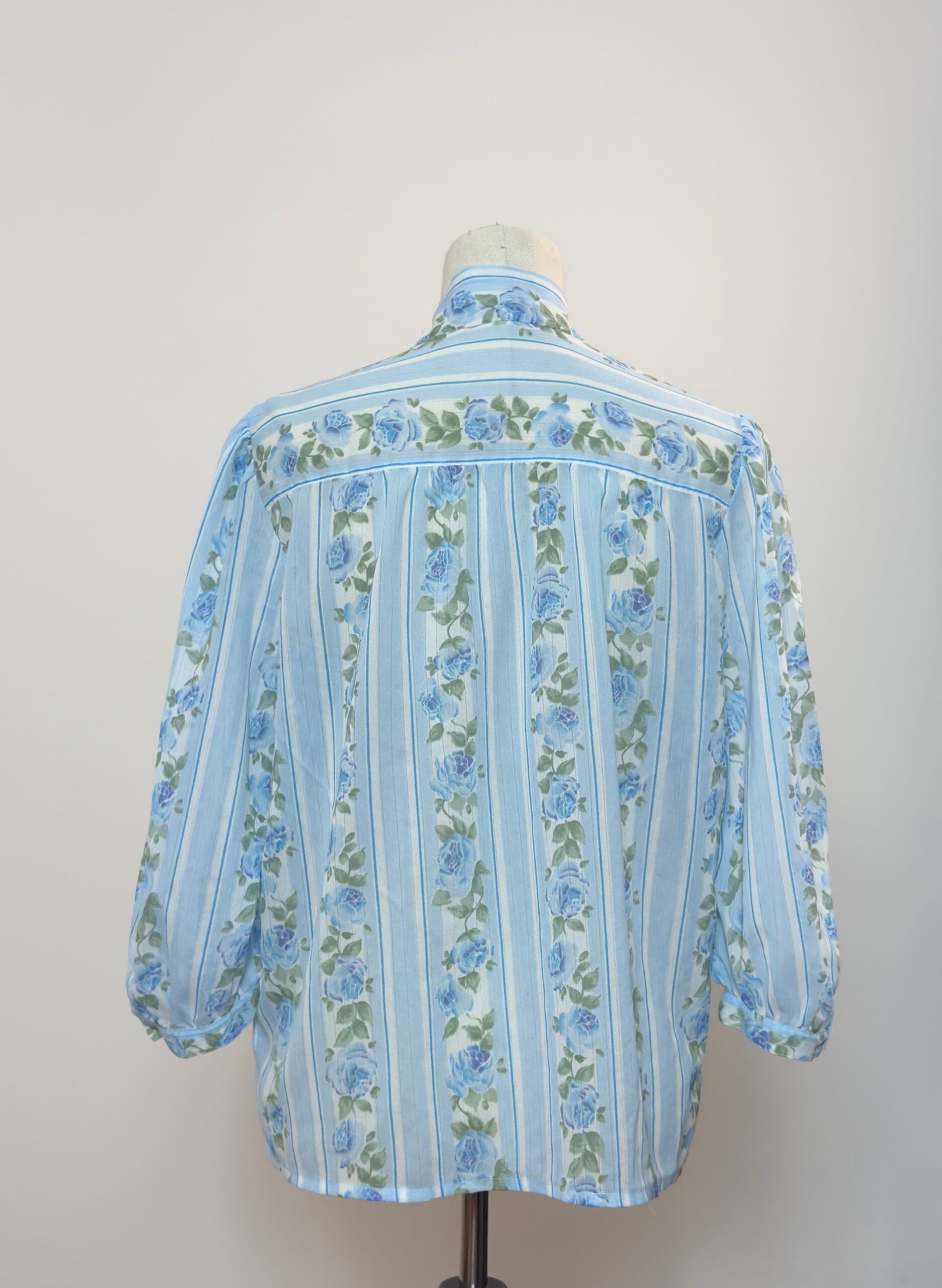 Blusa años 70 celeste con lazada al cuello - Imagen 2