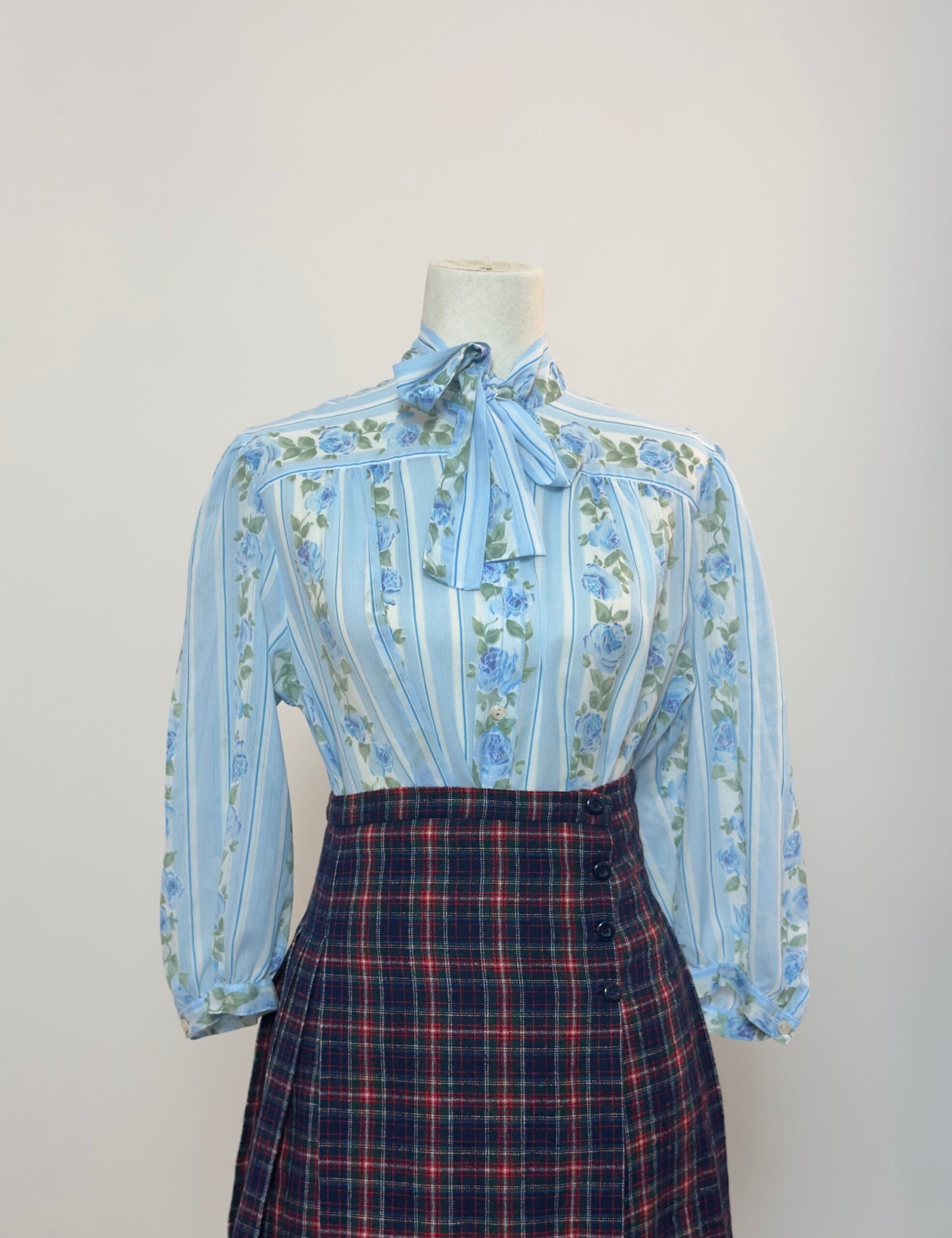 Blusa años 70 celeste con lazada al cuello - Imagen 3