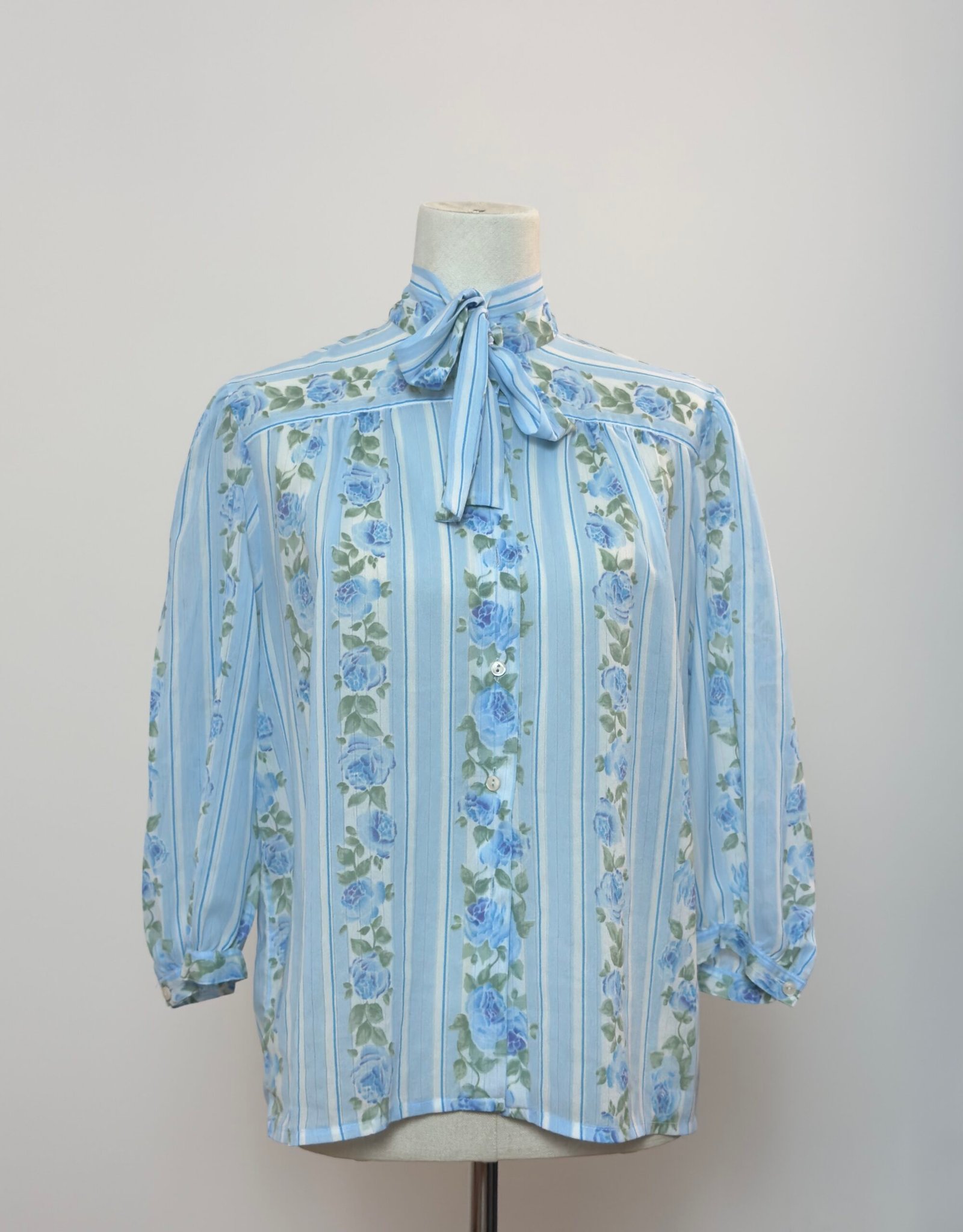 Blusa años 70 celeste con lazada al cuello - Imagen 4