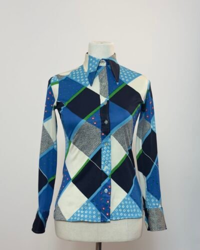 Blusa años 70 de manga larga con rombos azules