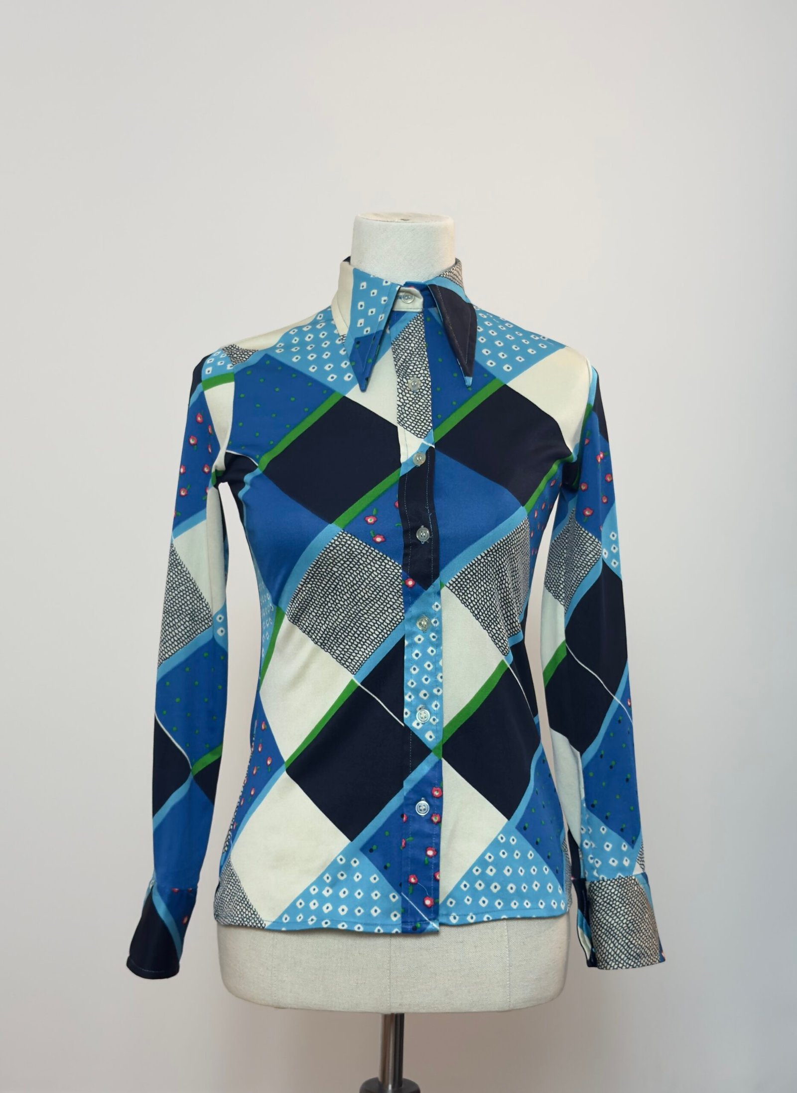 Blusa años 70 de manga larga con rombos azules