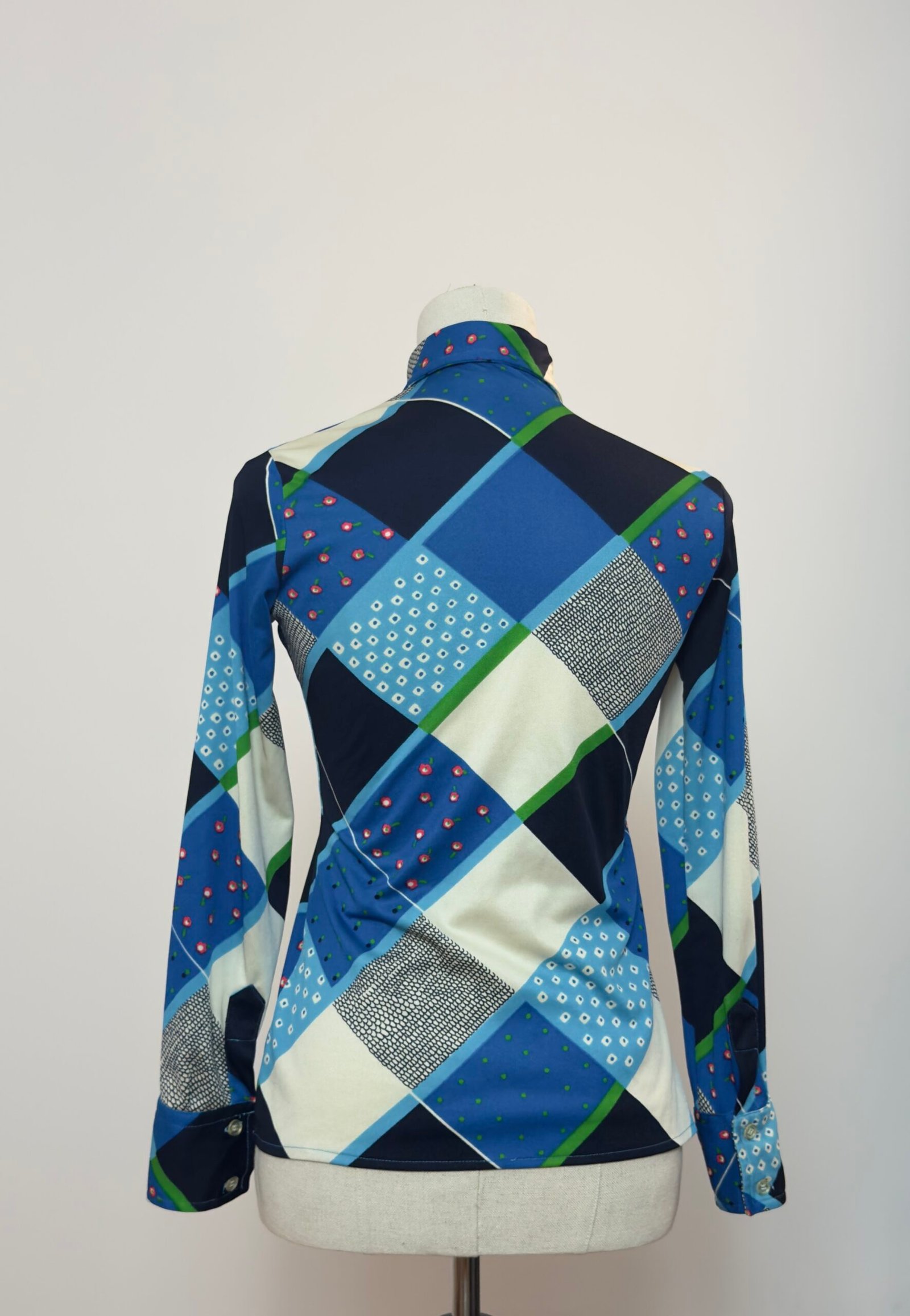 Blusa años 70 de manga larga con rombos azules - Imagen 4