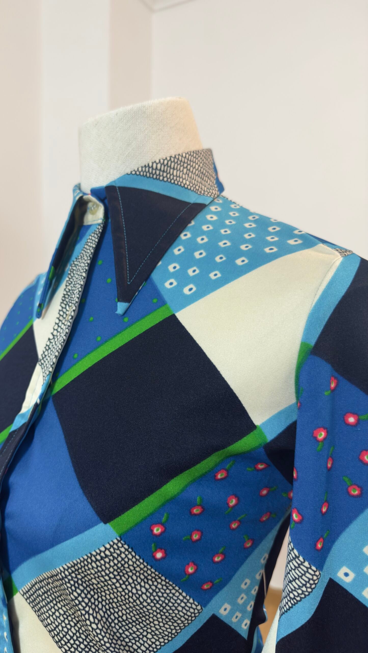 Blusa años 70 de manga larga con rombos azules - Imagen 5