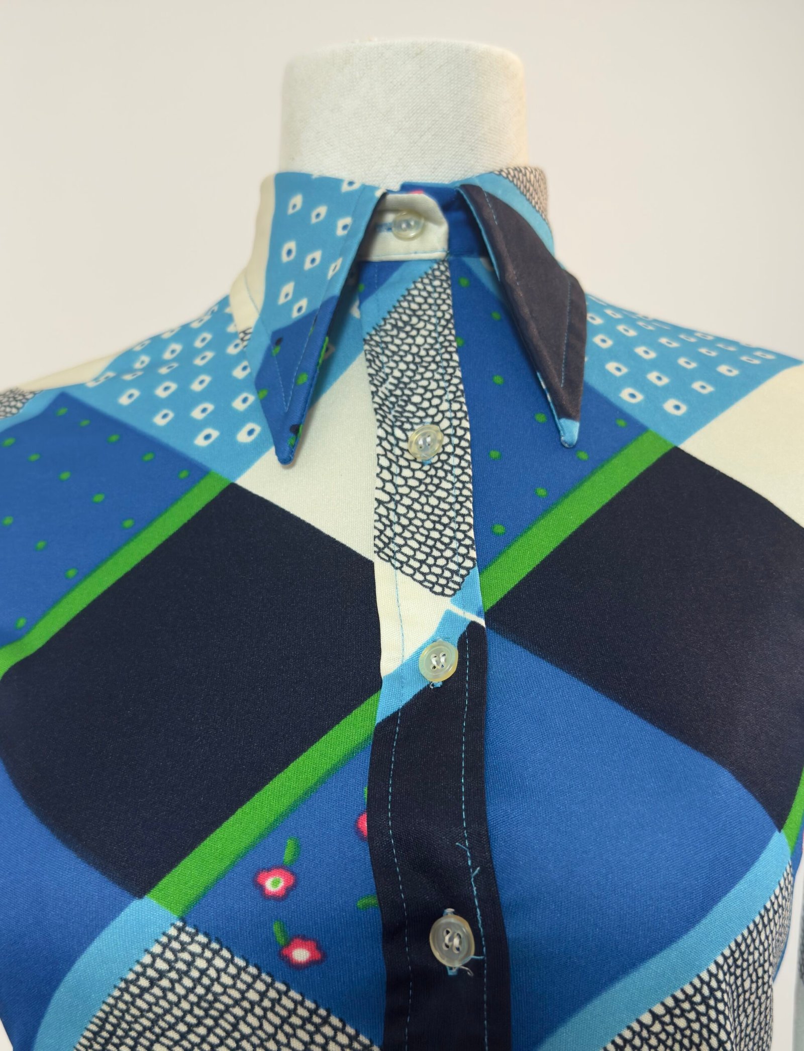 Blusa años 70 de manga larga con rombos azules - Imagen 6