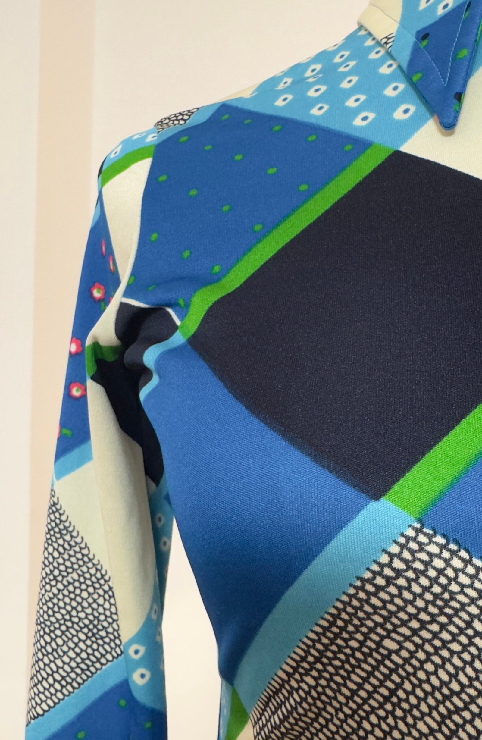 Blusa años 70 de manga larga con rombos azules - Imagen 7