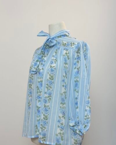 Blusa años 70 celeste con lazada al cuello