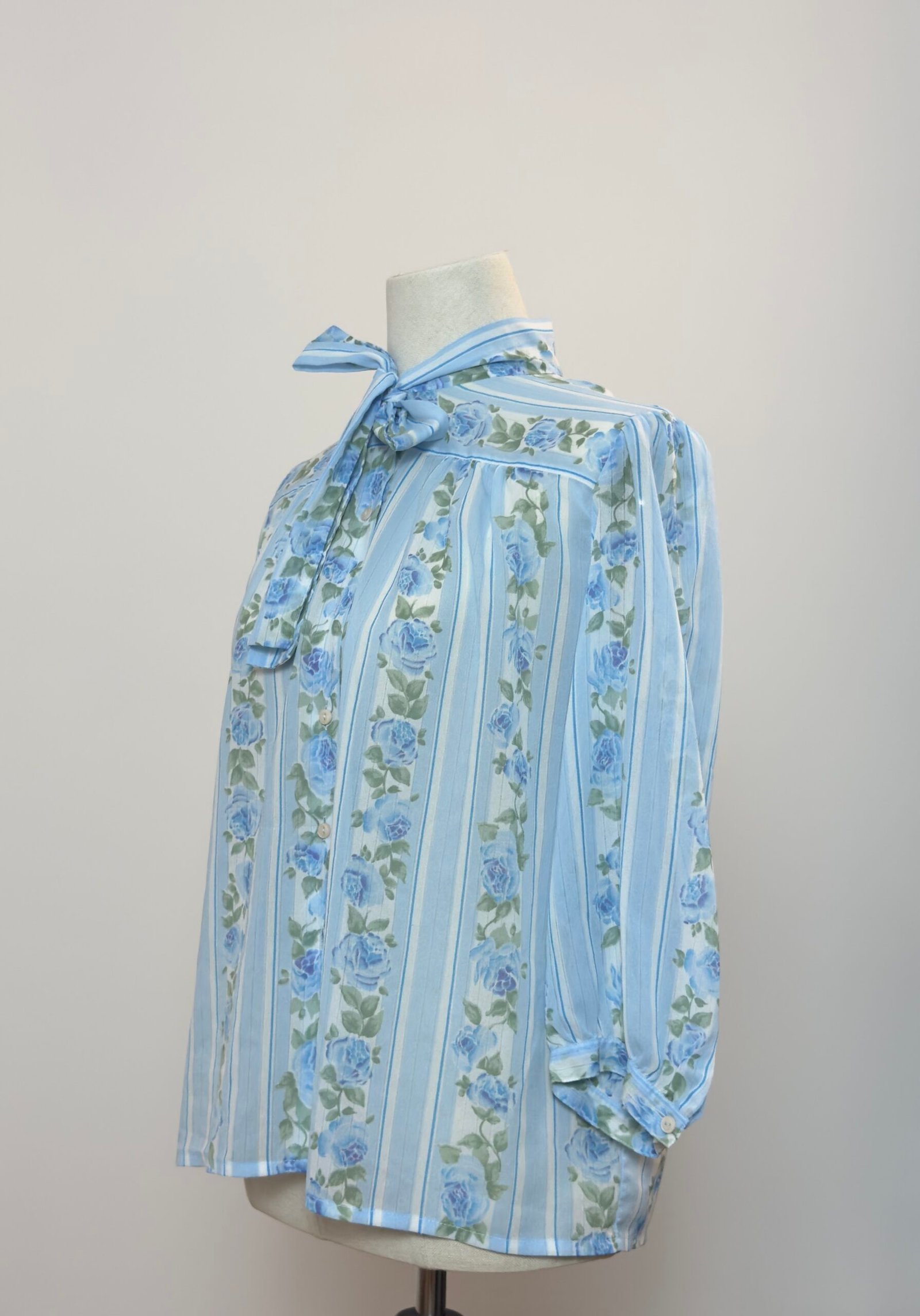 Blusa años 70 celeste con lazada al cuello