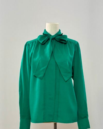 Blusa de manga larga verde esmeralda con lazada (copia)