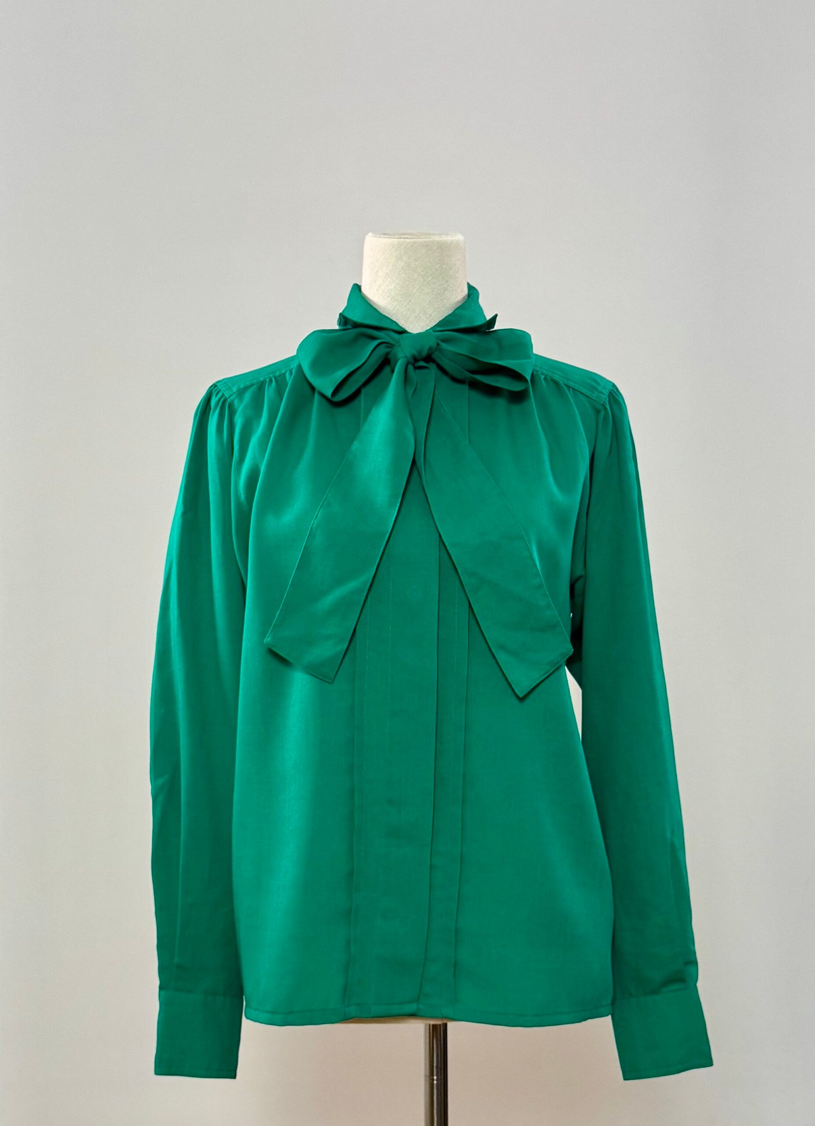 Blusa de manga larga verde esmeralda con lazada (copia)