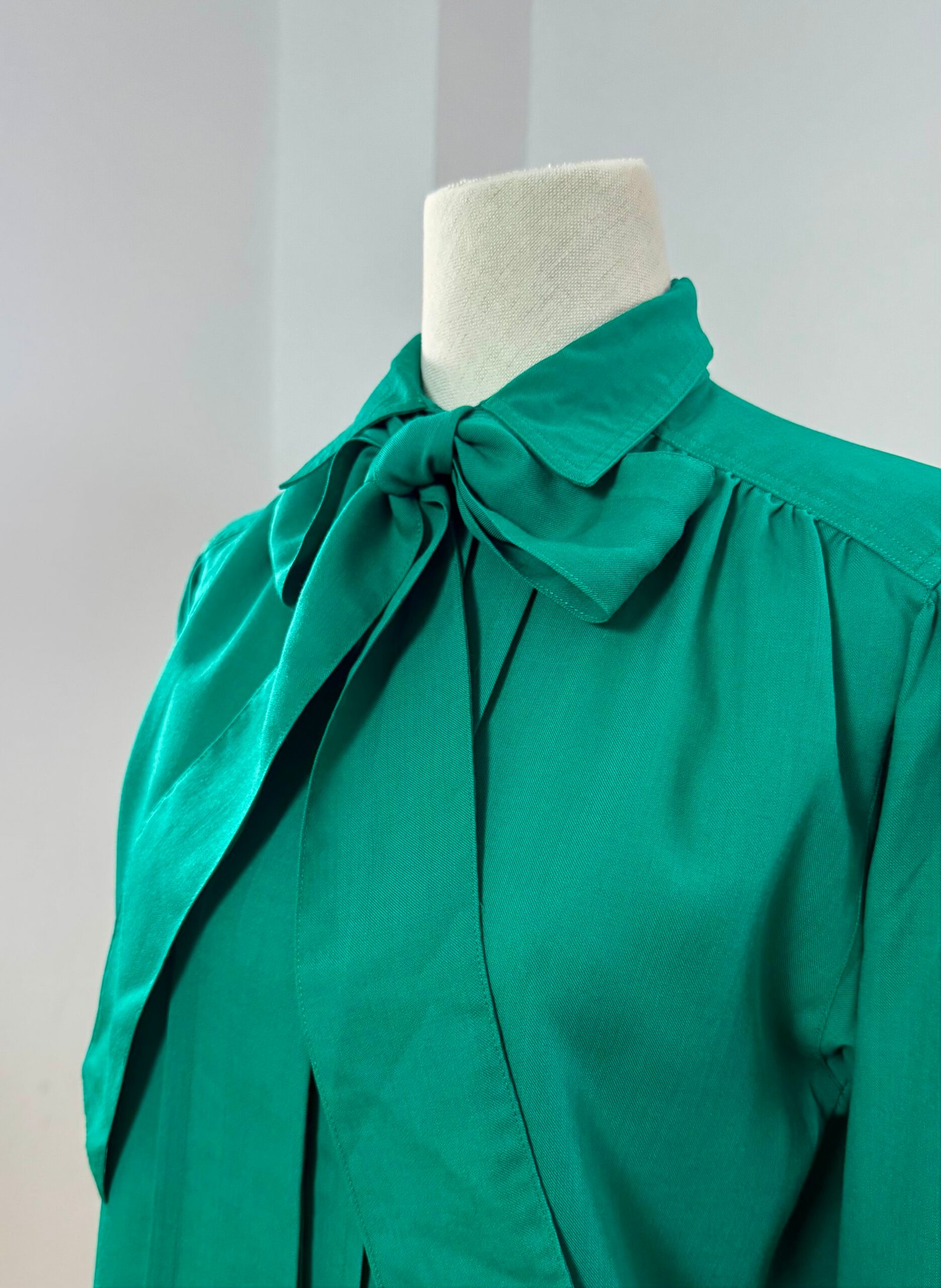 Blusa de manga larga verde esmeralda con lazada (copia) - Imagen 7