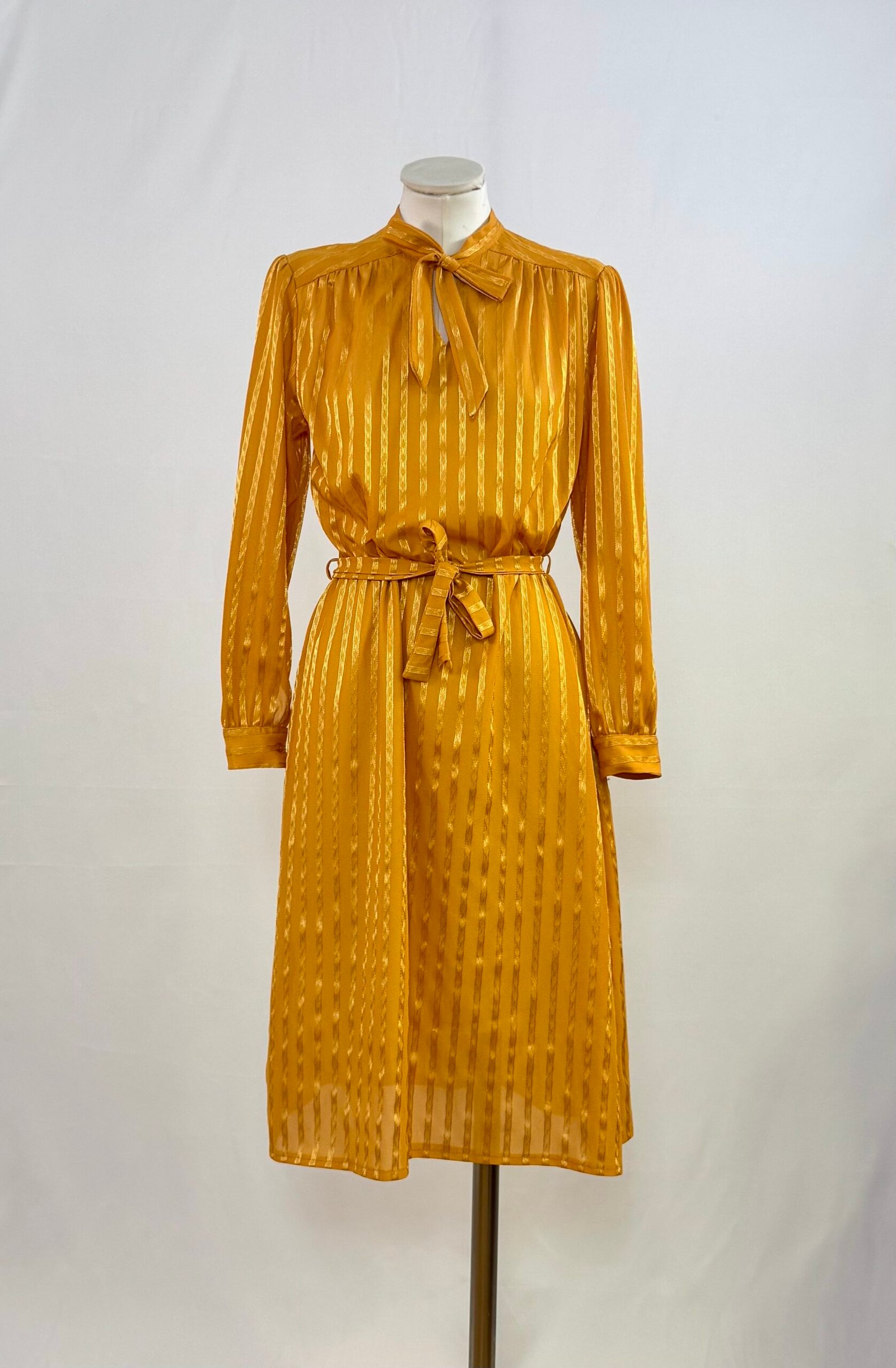 Vestido de manga larga satinado amarillo mostaza - Imagen 2