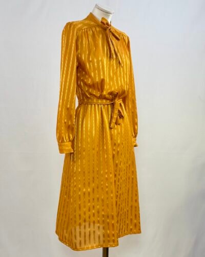 Vestido de manga larga satinado amarillo mostaza