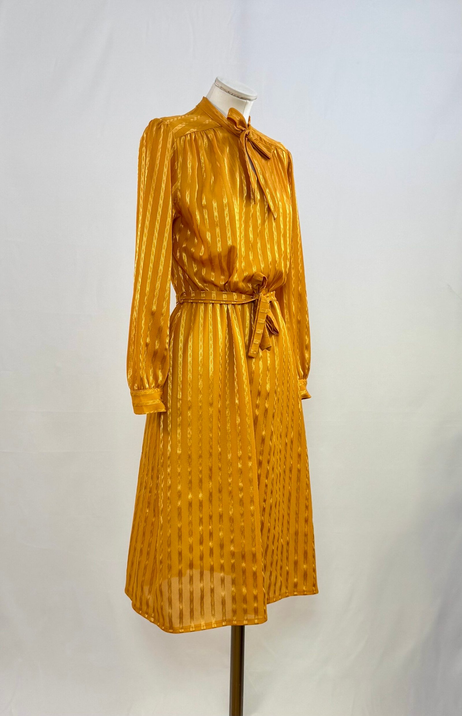 Vestido de manga larga satinado amarillo mostaza