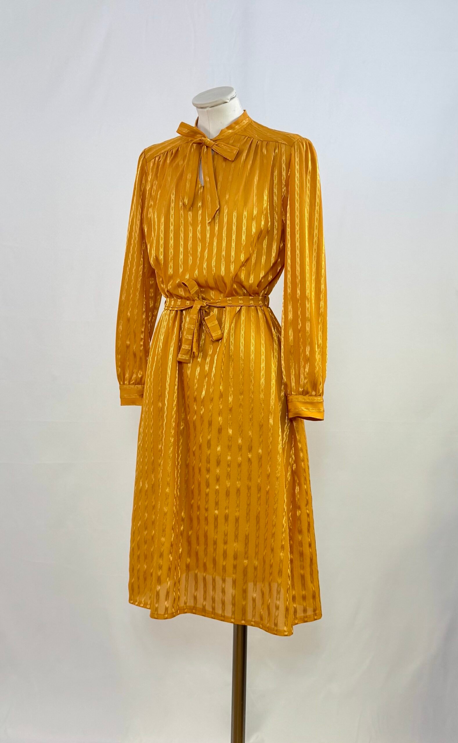 Vestido de manga larga satinado amarillo mostaza - Imagen 4