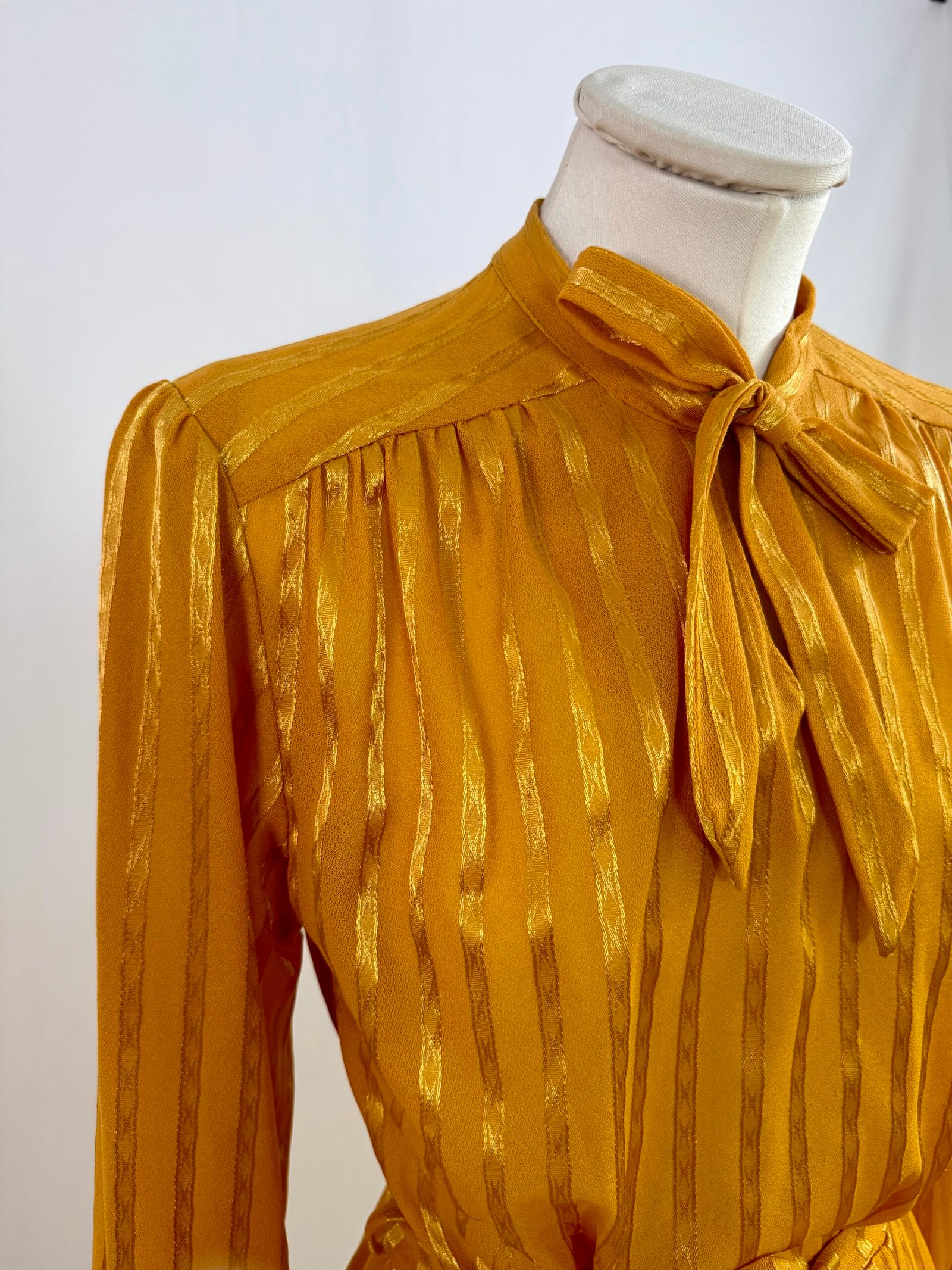 Vestido de manga larga satinado amarillo mostaza - Imagen 6