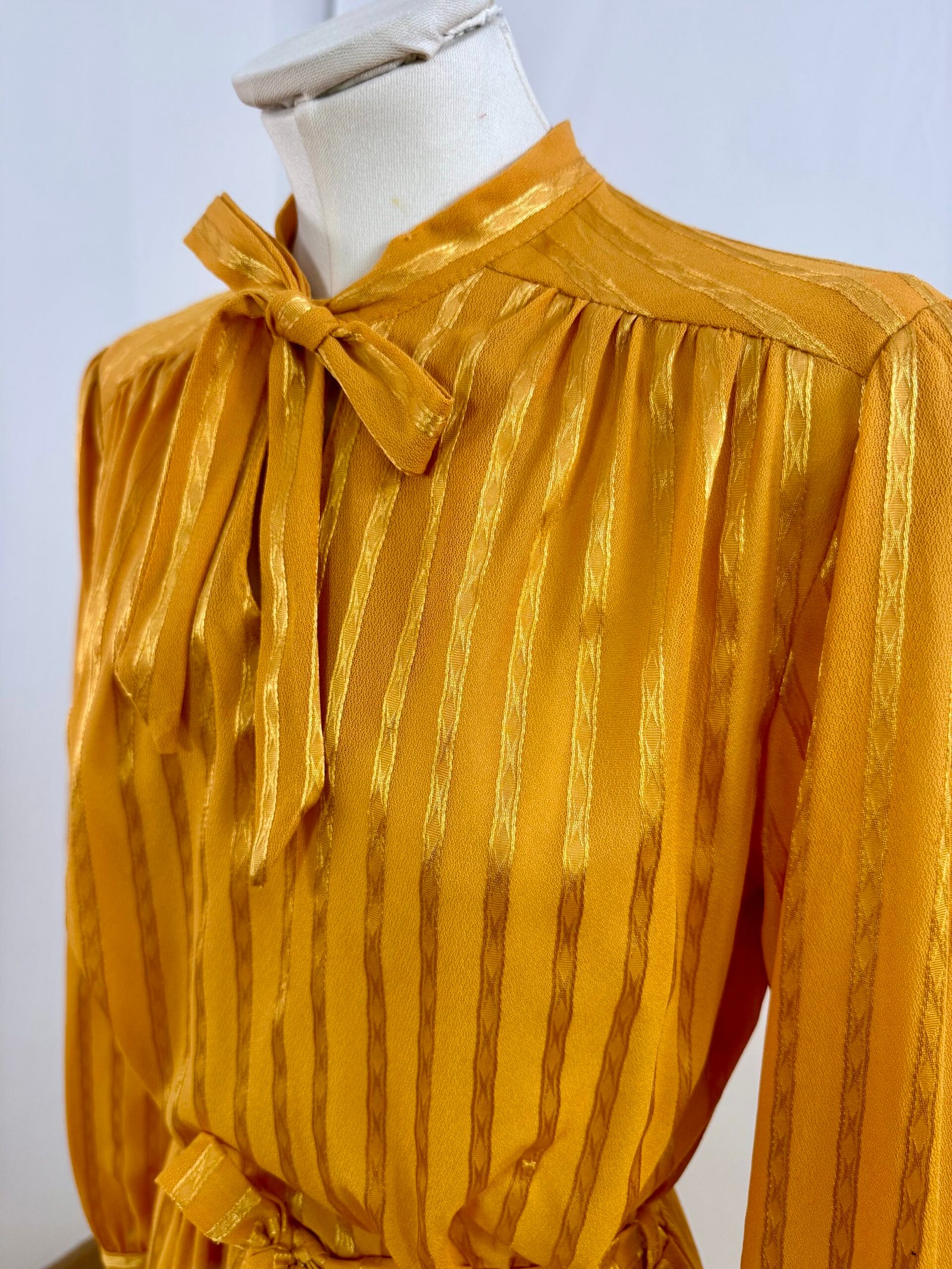 Vestido de manga larga satinado amarillo mostaza - Imagen 7