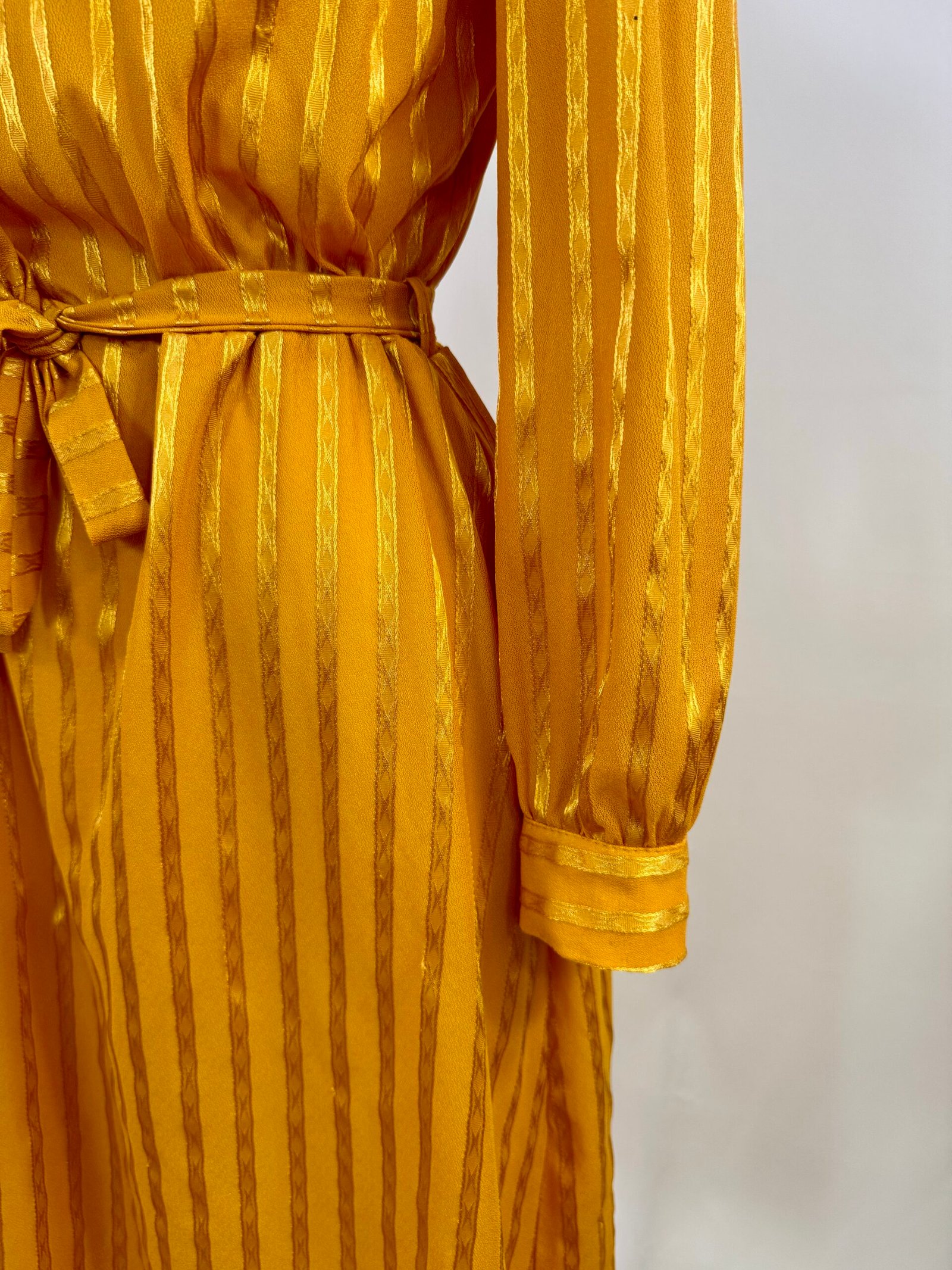 Vestido de manga larga satinado amarillo mostaza - Imagen 8