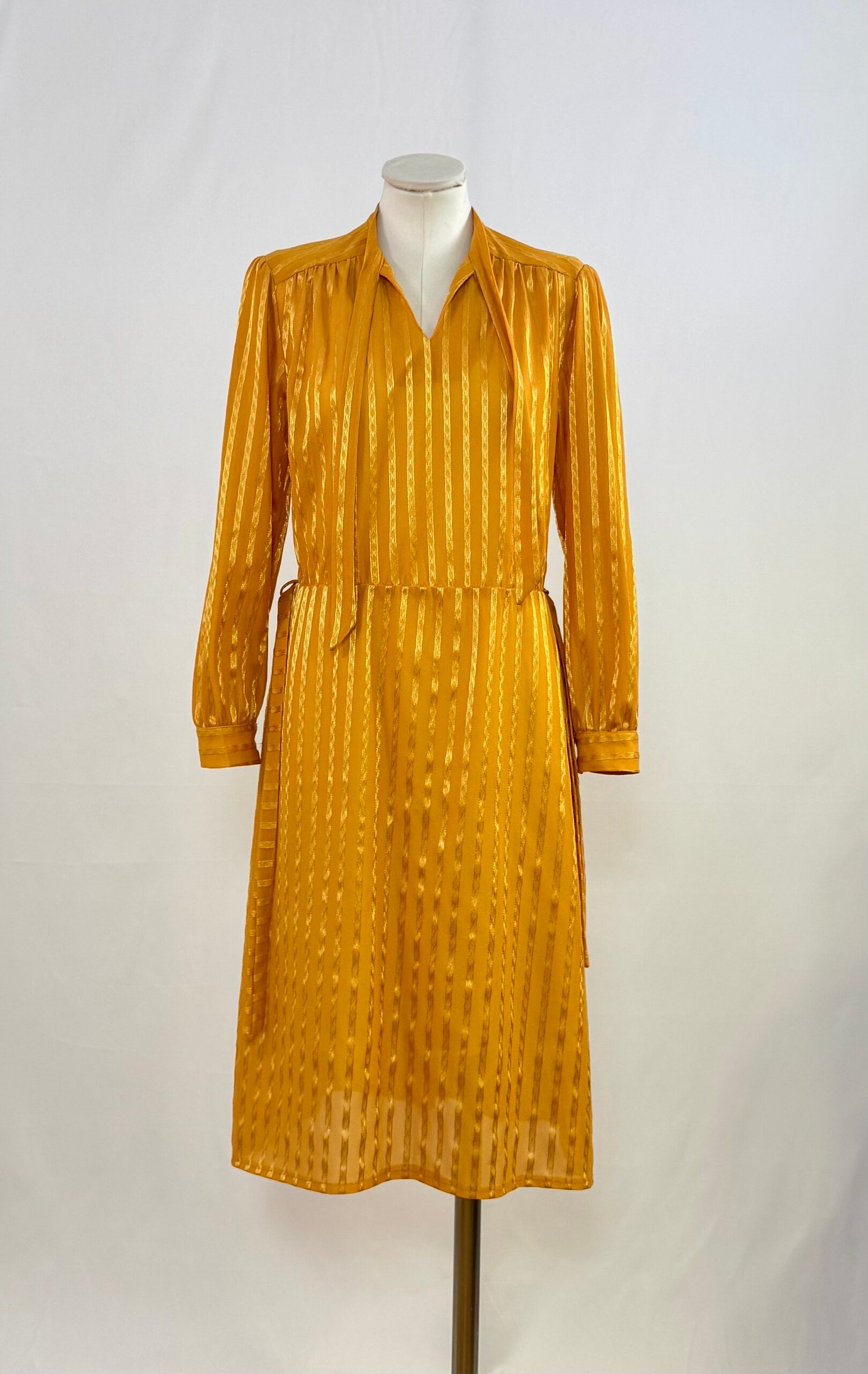 Vestido de manga larga satinado amarillo mostaza - Imagen 9