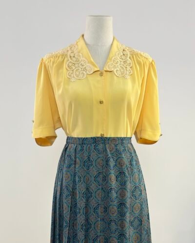 Blusa de manga corta amarilla con cuello de apliques