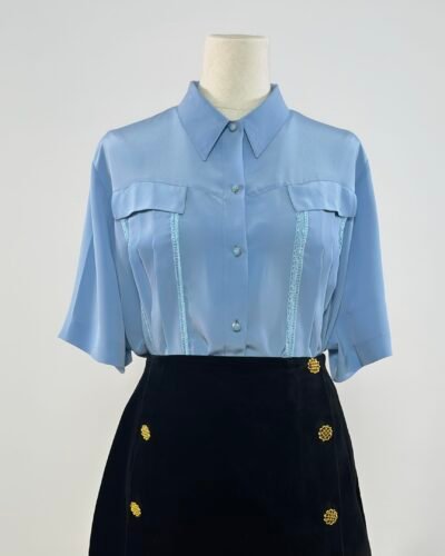 Blusa manga corta azul cielo con pasamanería