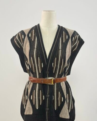 Chaleco con adornos en relieve gris marengo y marrón