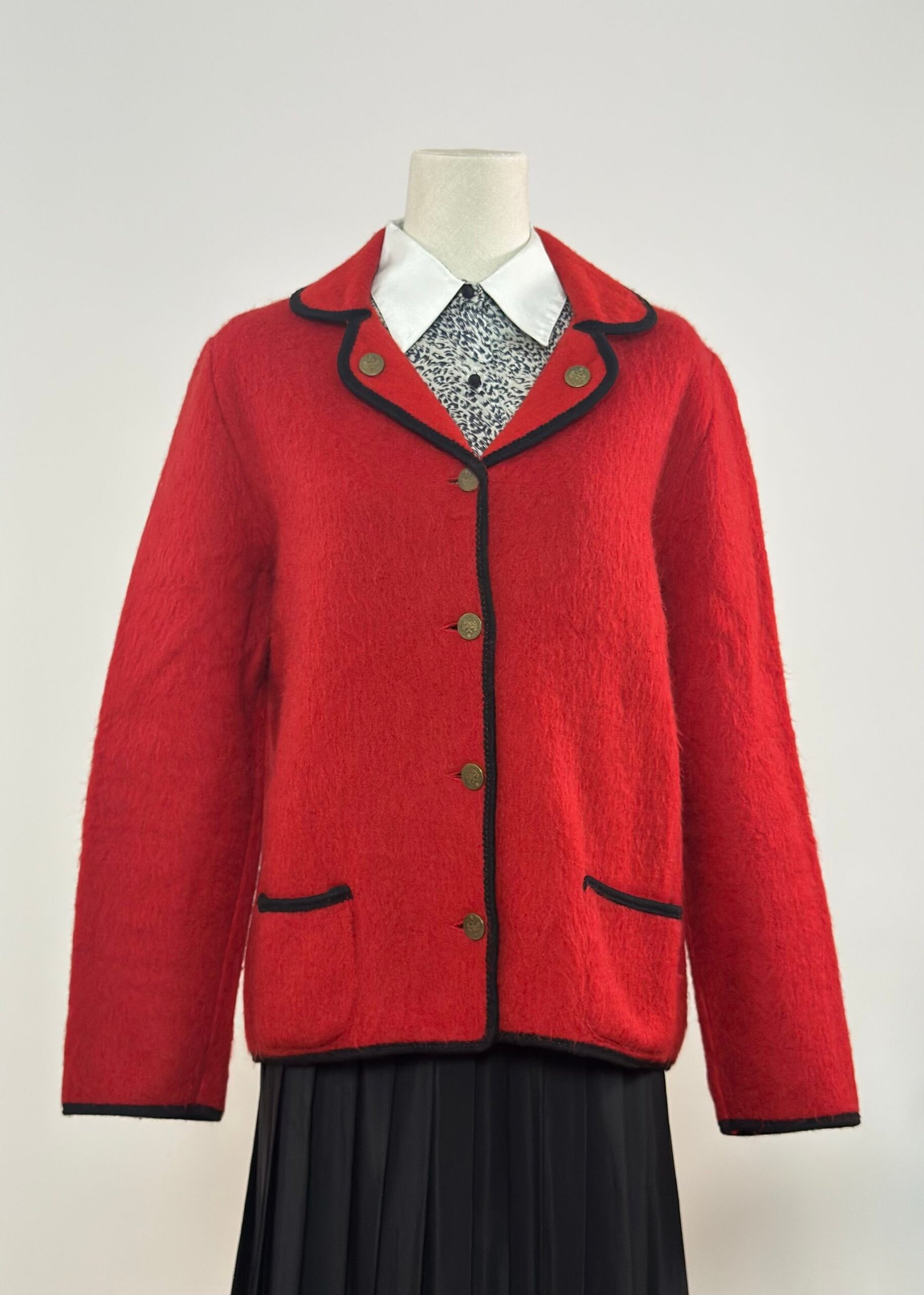 Chaqueta austriaca roja con ribetes negros