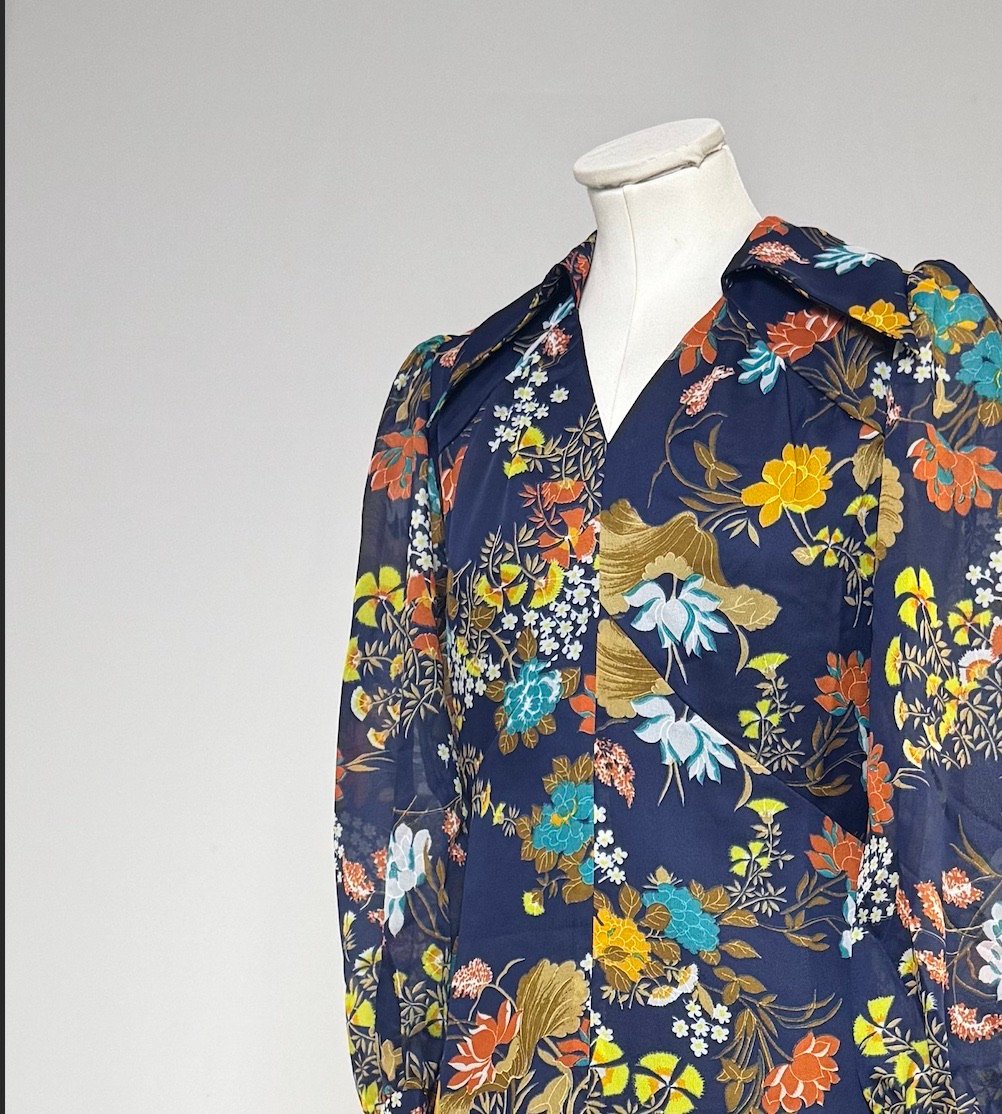 Maxi vestido años 70 azul con estampado floral