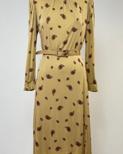 Vestido de manga larga moca con estampado de cashemira