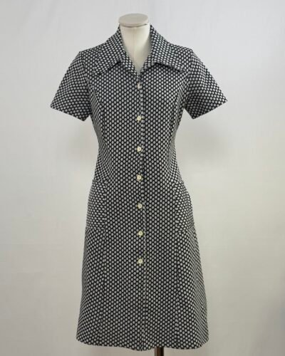 Vestido de manga corta negro con lunares blancos