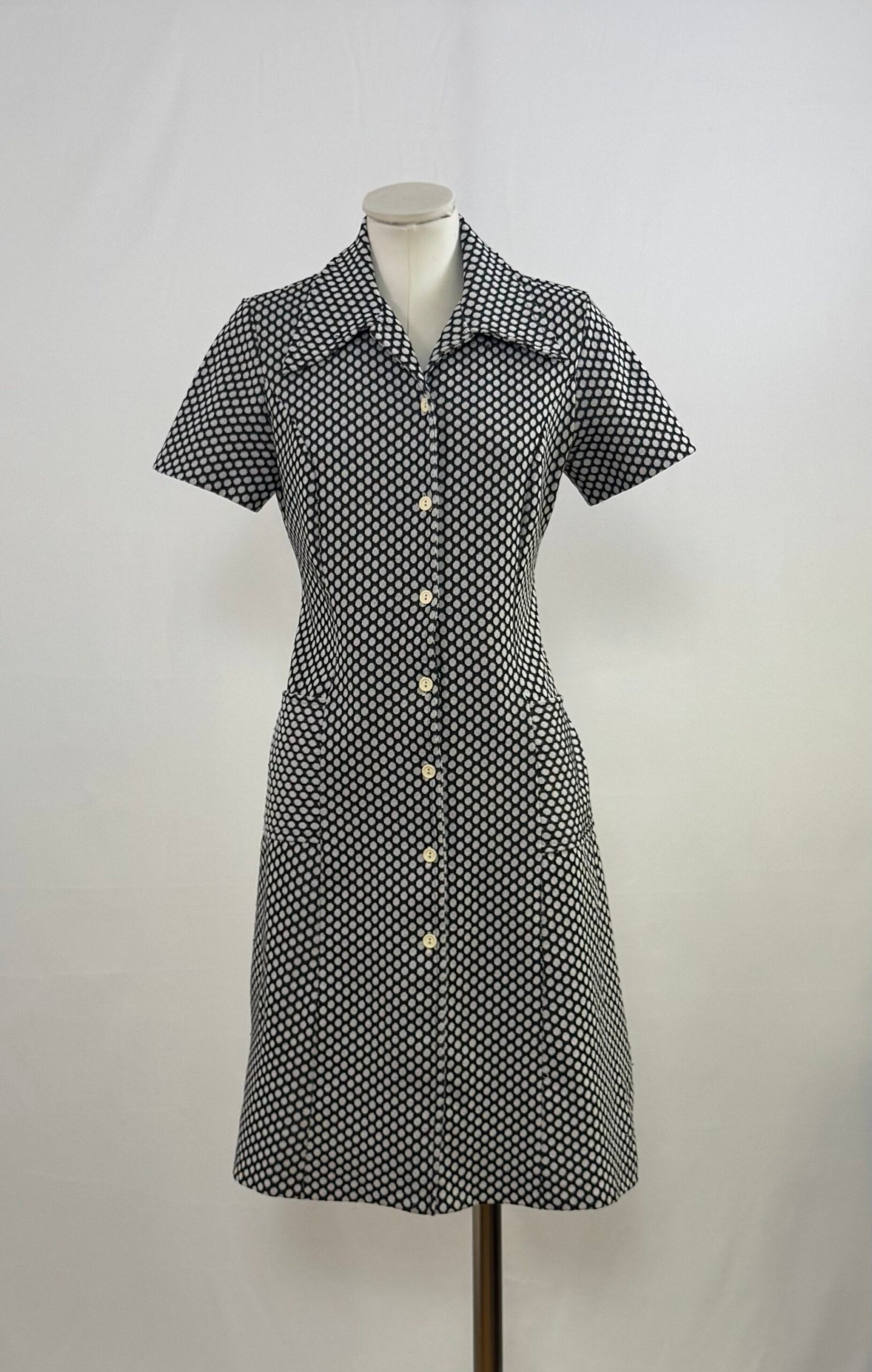 Vestido de manga corta negro con lunares blancos