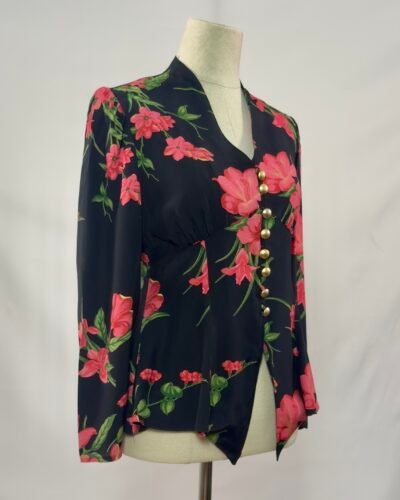 Blusa negra escotada con estampado de flores rosas