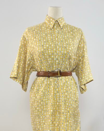 Camisa de manga amarillo mostaza con estampado abstracto