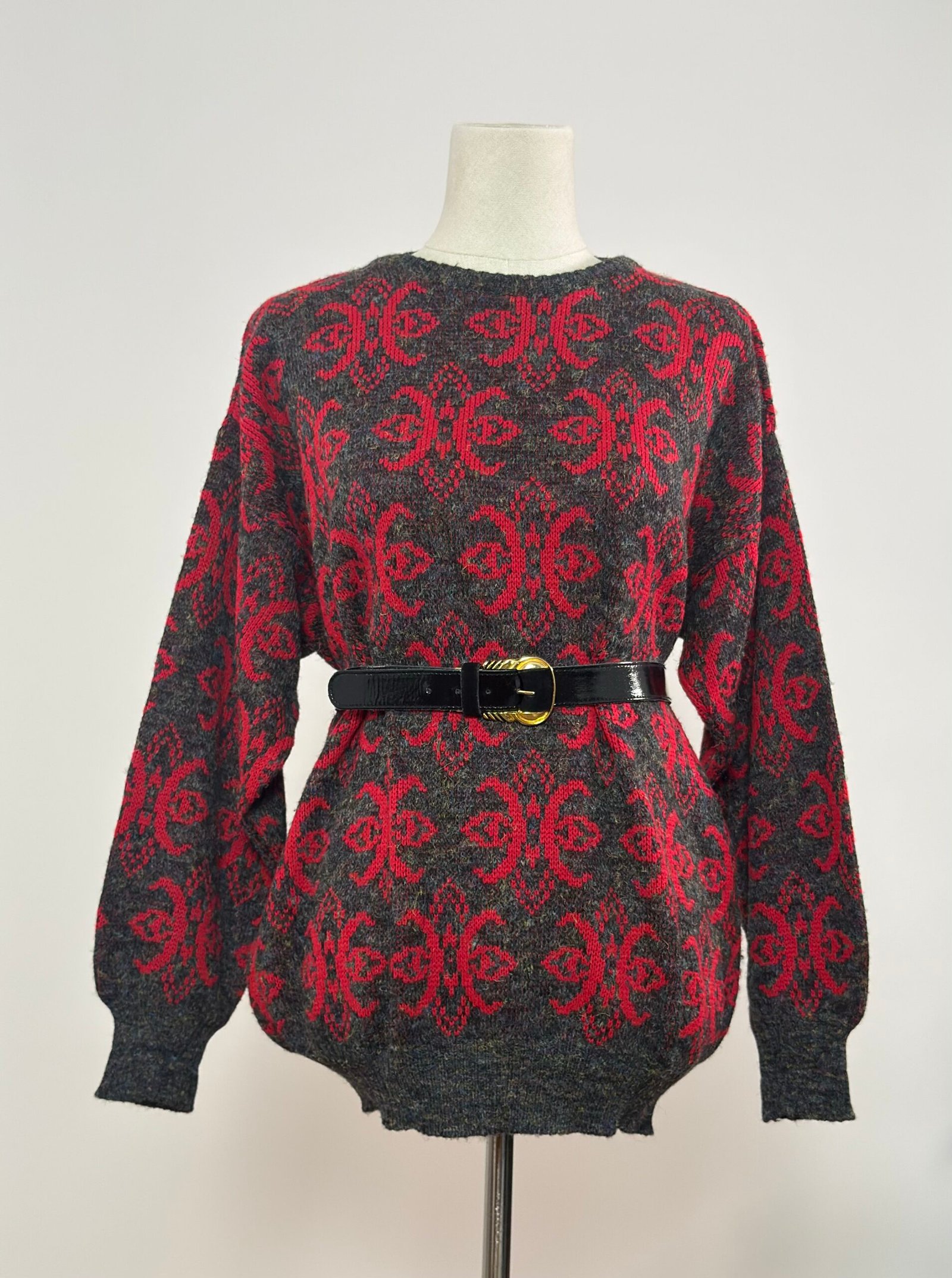 Jersey gris oscuro con estampado rojo