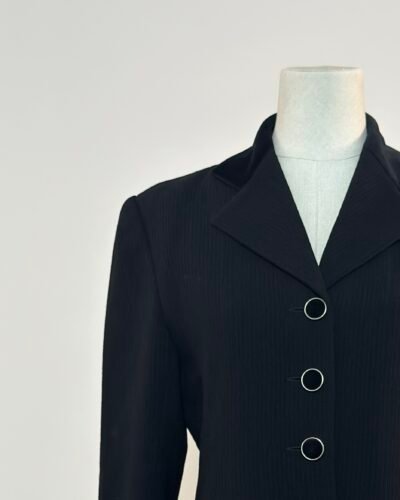 Blazer negro con cuello de terciopelo