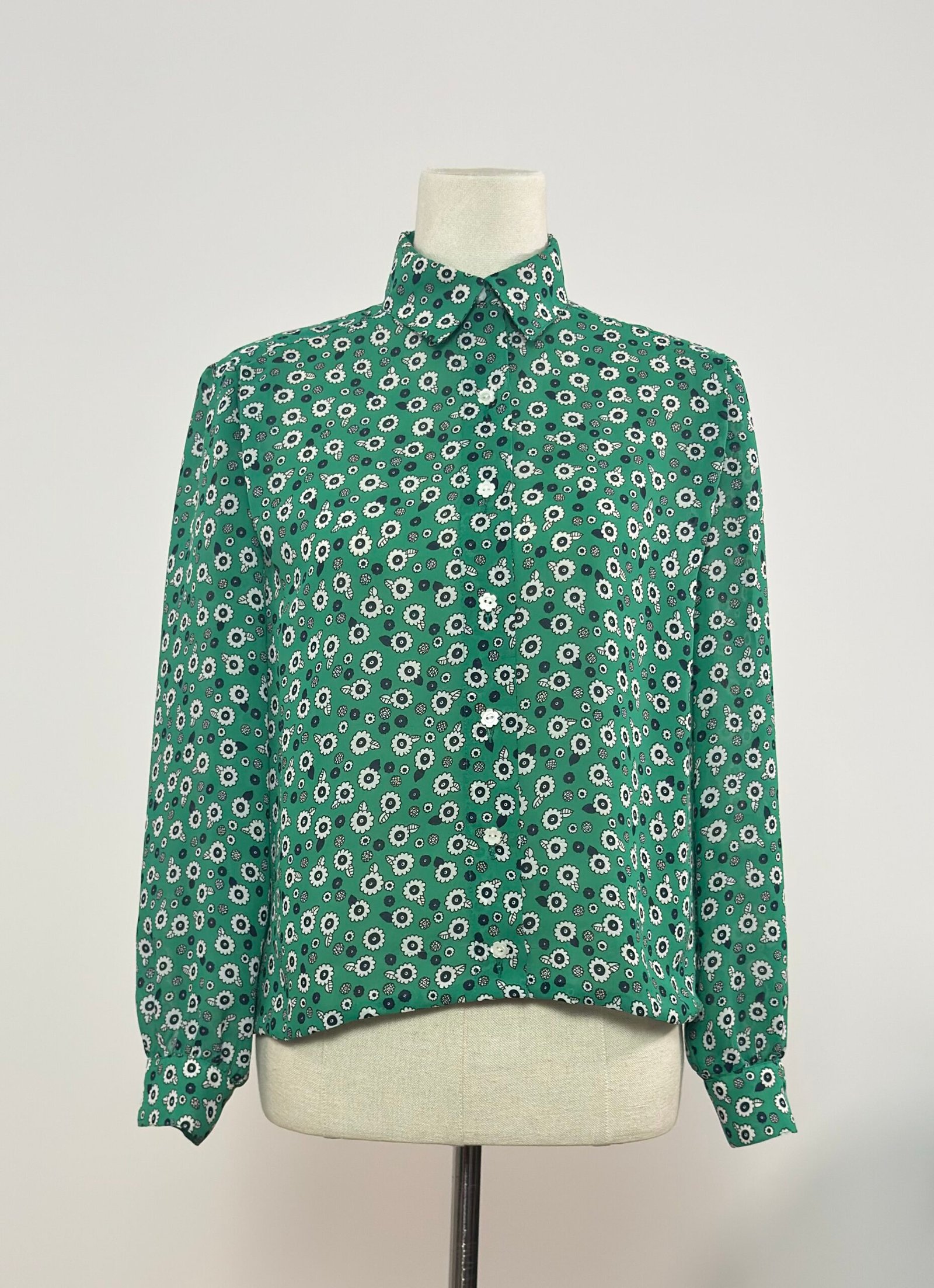 Blusa verde con margaritas blancas - Imagen 2