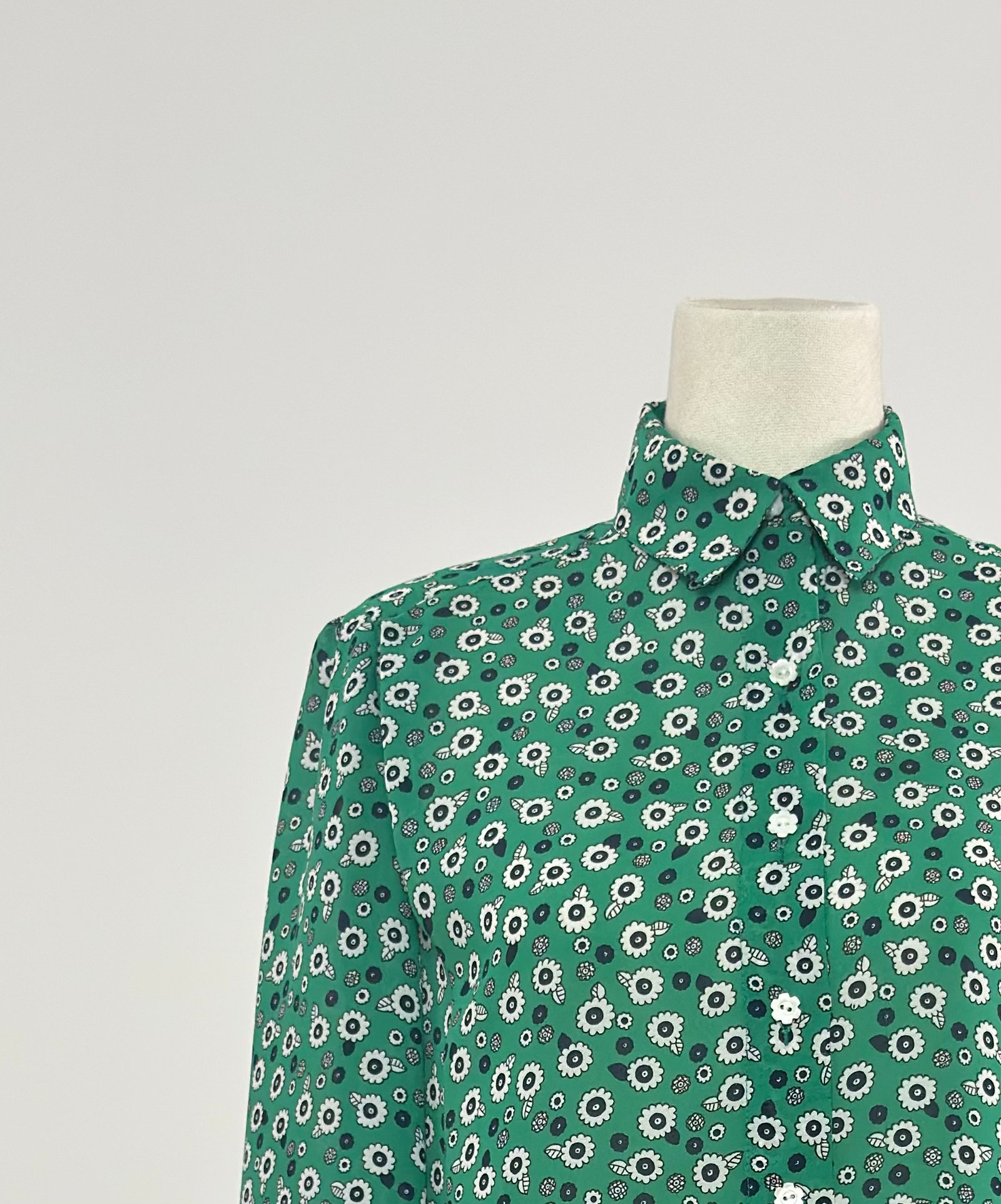 Blusa verde con margaritas blancas - Imagen 3