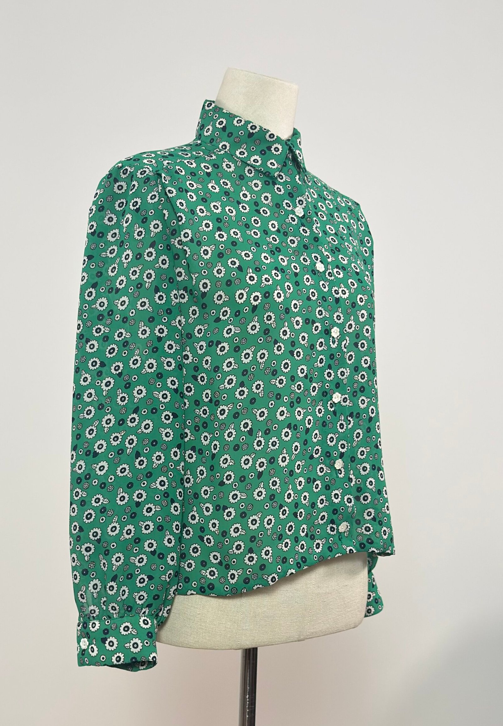 Blusa verde con margaritas blancas - Imagen 4
