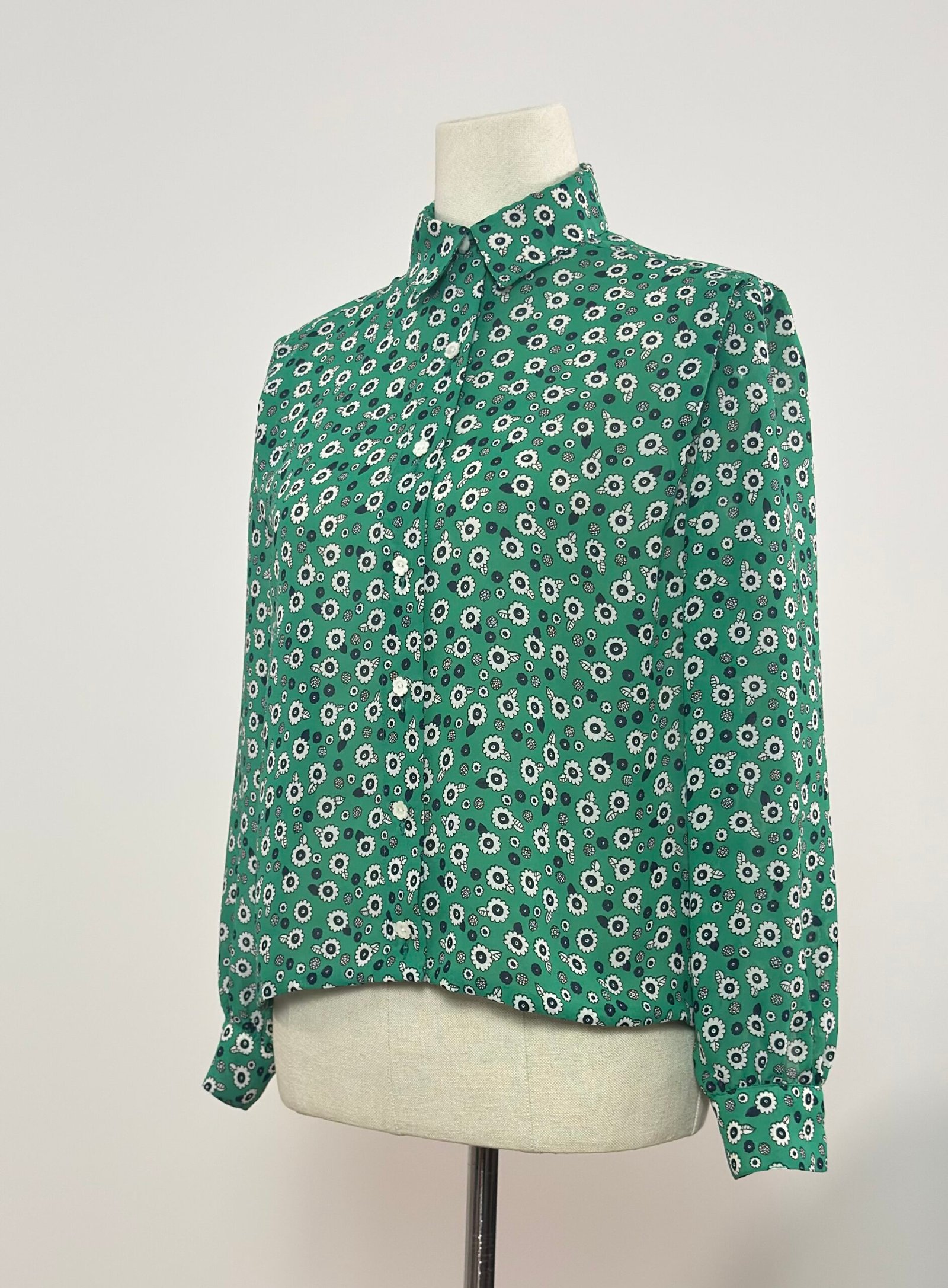 Blusa verde con margaritas blancas - Imagen 5