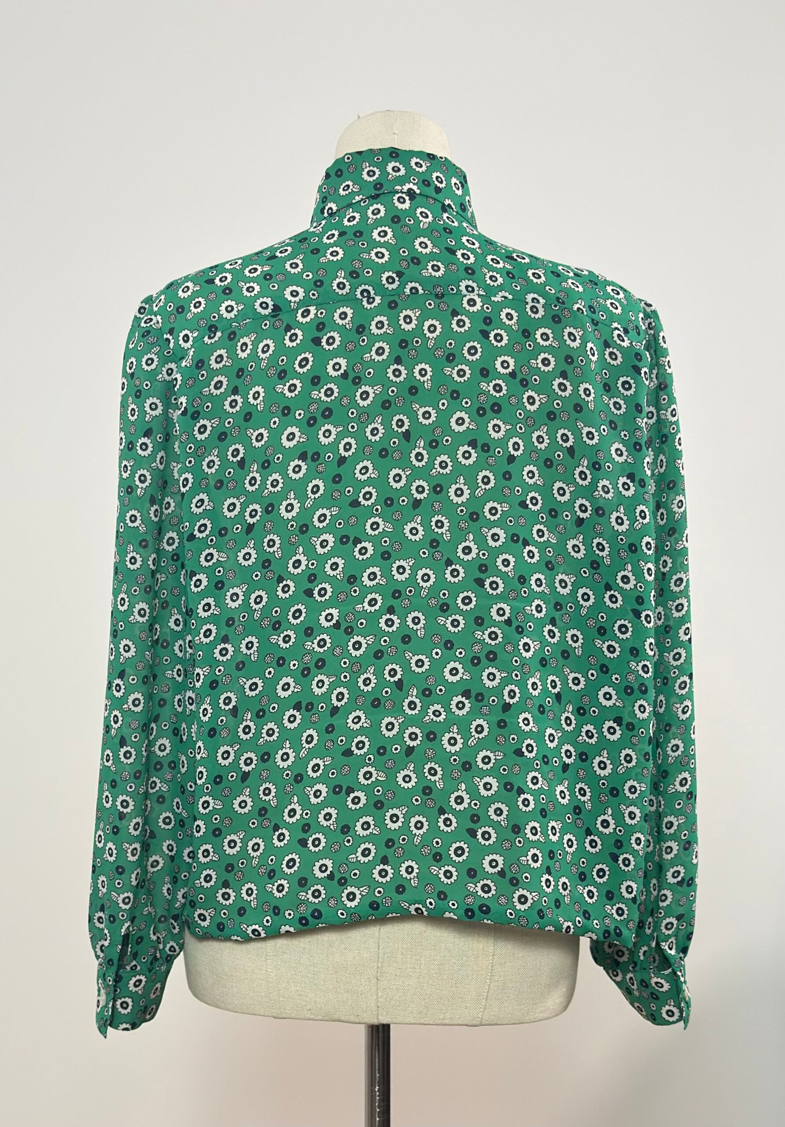 Blusa verde con margaritas blancas - Imagen 6